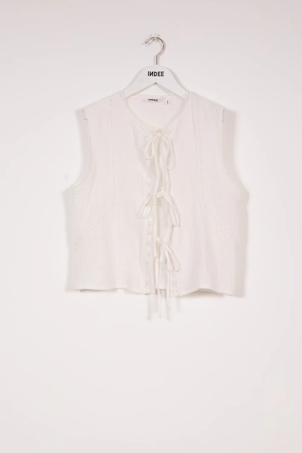 ROUNDED NECK TOP WITH LACE